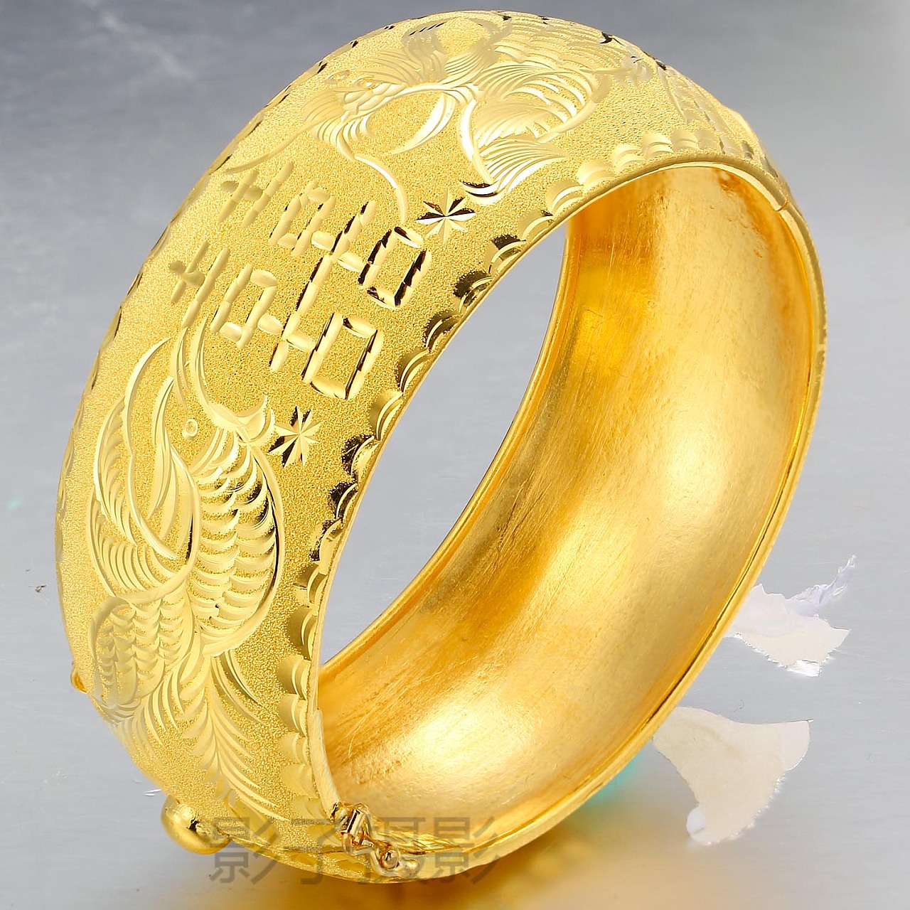 黄金手镯与珍珠 珠宝摄影中的柔美与典雅